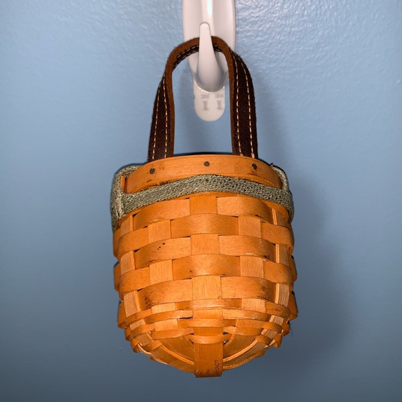 Longaberger Round Hanging Basket Dated 2001 - Picture 2 of 8